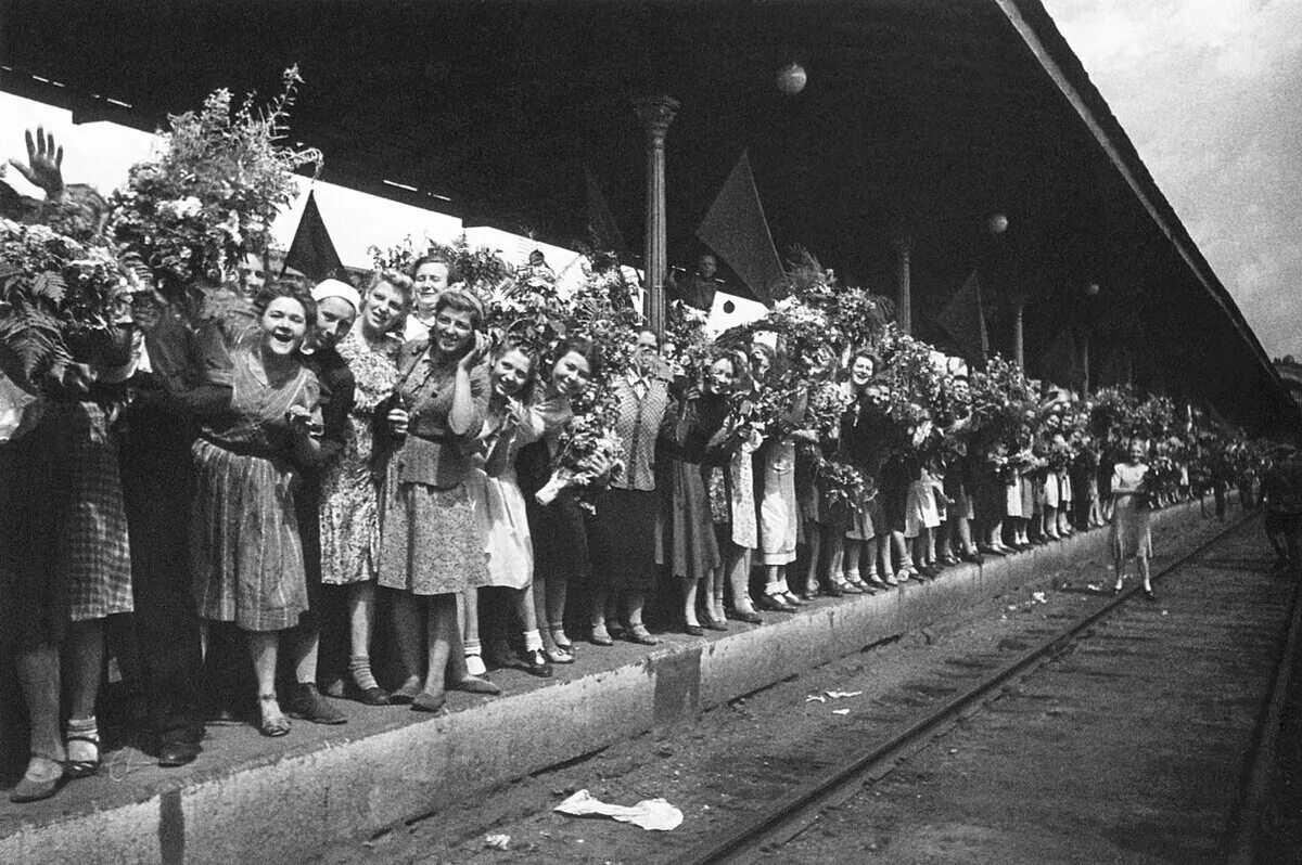 День великой отечественной войны фото. Поезд Победы 1945 белорусский вокзал. Встреча воинов-победителей на белорусском вокзале 1945. Встреча победителей на белорусском вокзале в Москве (1945). Встреча поезда Победы 1945.