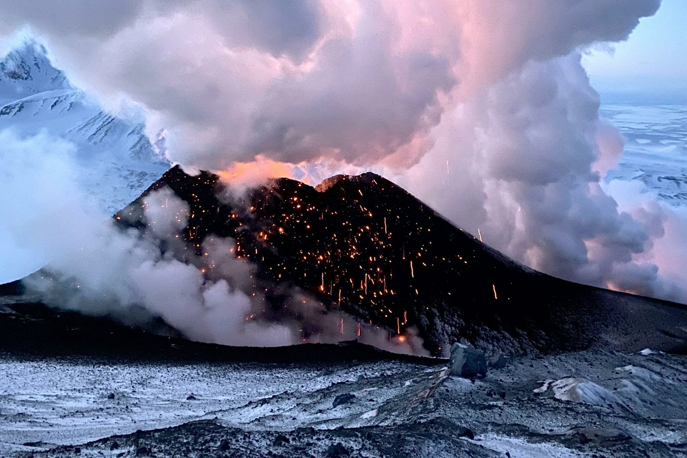 Самый высокий действующий вулкан. Камчатка вулкан Ключевская сопка извержение. Извержение вулкана Ключевская сопка 2021. Ключевская сопка последнее извержение. Извержение Ключевского вулкана Гиппенрейтер.