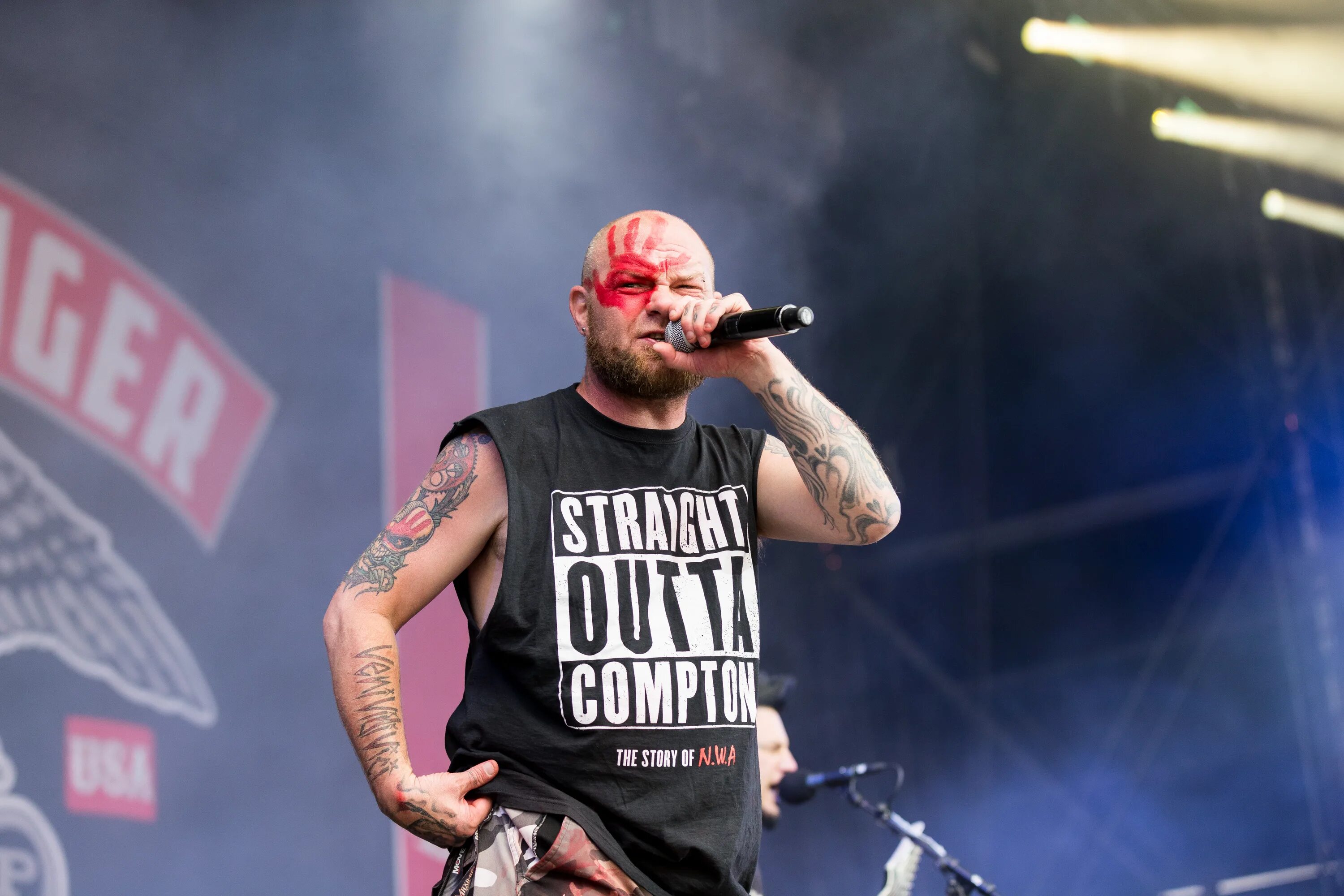 Five finger Death Punch солист. Five finger Death Punch басист. Группа Five finger Death Punch 2021. Группа Five finger Death Punch 2018.