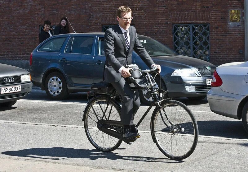 Ездить на работу на велосипеде. Костюм велосипедиста. Мужчина на велосипеде. Бизнесмен на Велике. Человек в костюме на велосипеде.