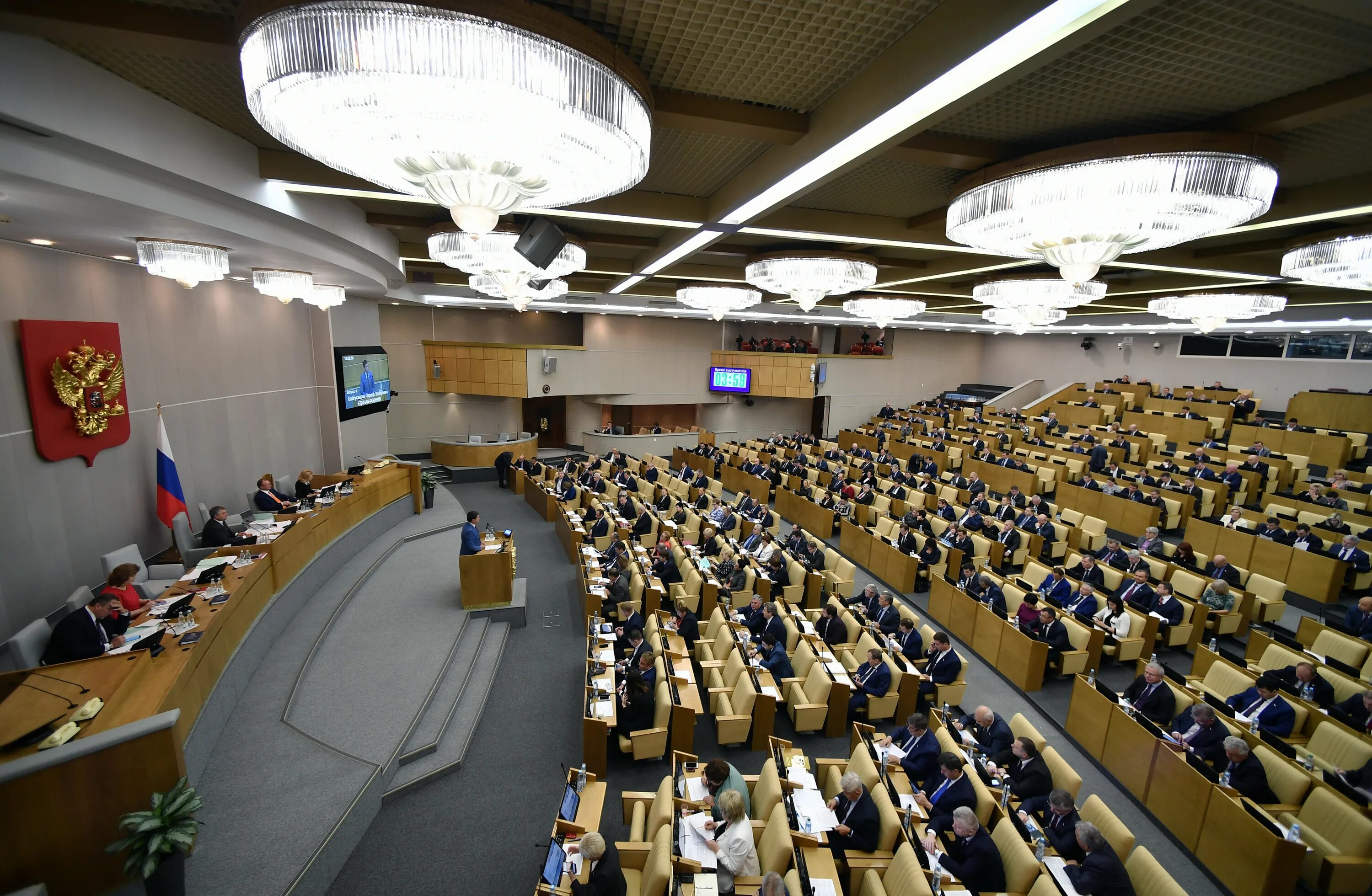 Зал заседаний государственной Думы. Политические фракции парламент РФ. В Госдуме высказались за создание государственной криптобиржи. Правительство обсуждает повышение налога