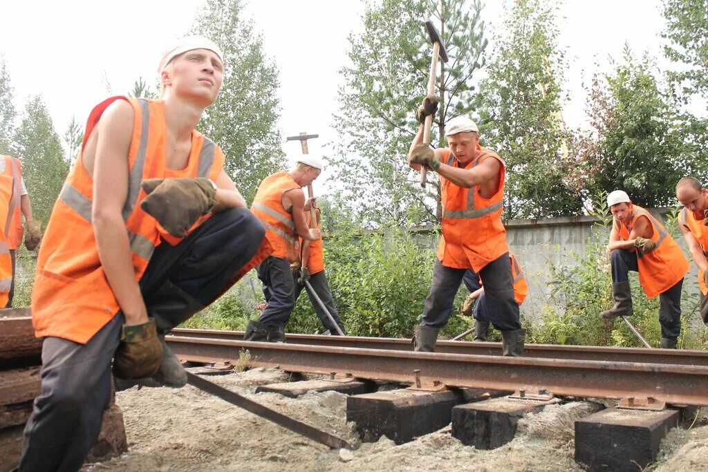 Монтер ЖД пути - Путеец. Монтер пути РЖД. Реконструкция железнодорожного пути. Рабочие на железной дороге.