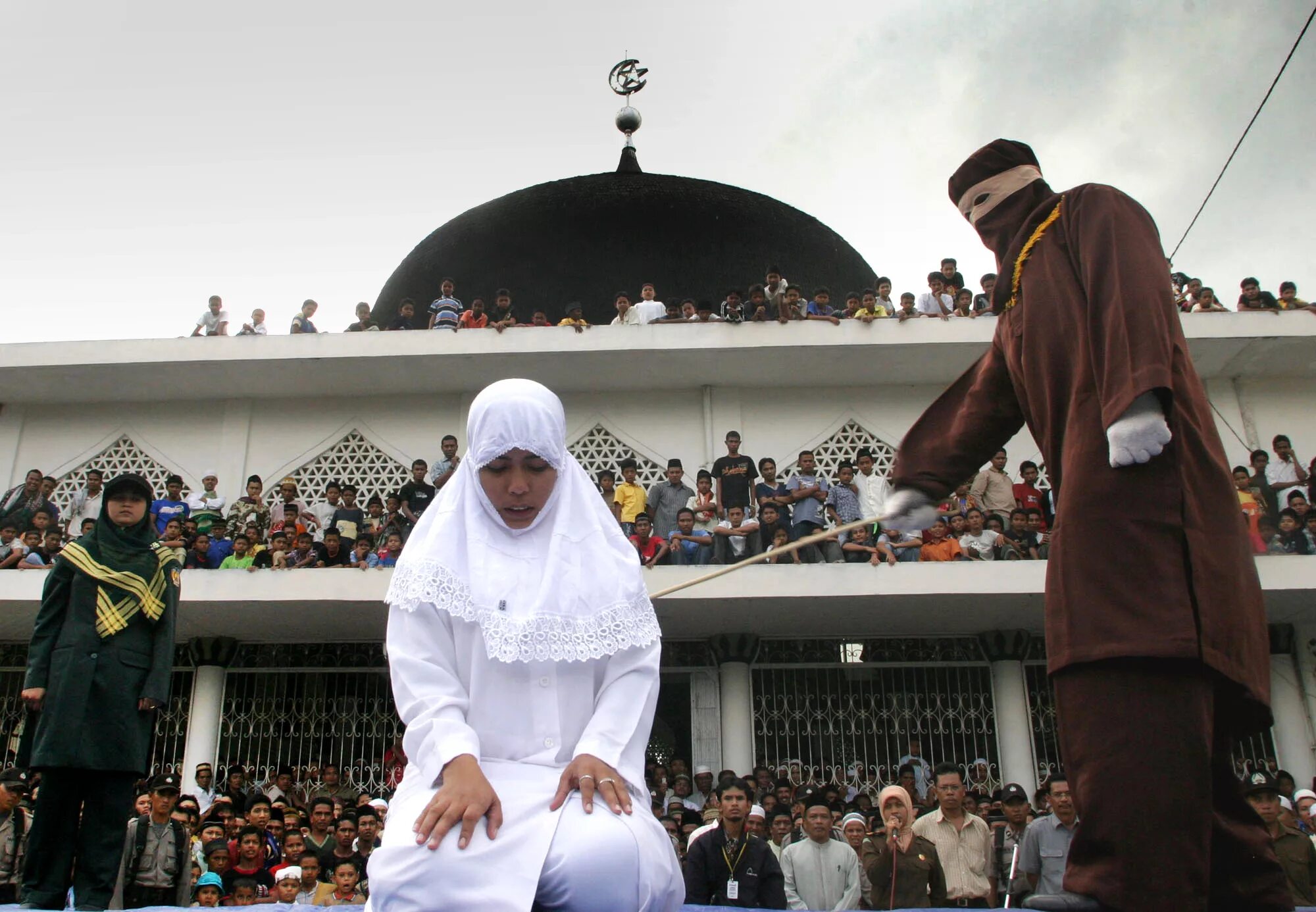 Мусульманская наказание. Саудовская Аравия шариатский суд. Шариатский суд в Индонезии. Обезглавливание в Саудовской Аравии. Мохаммед Саад Аль-беши.