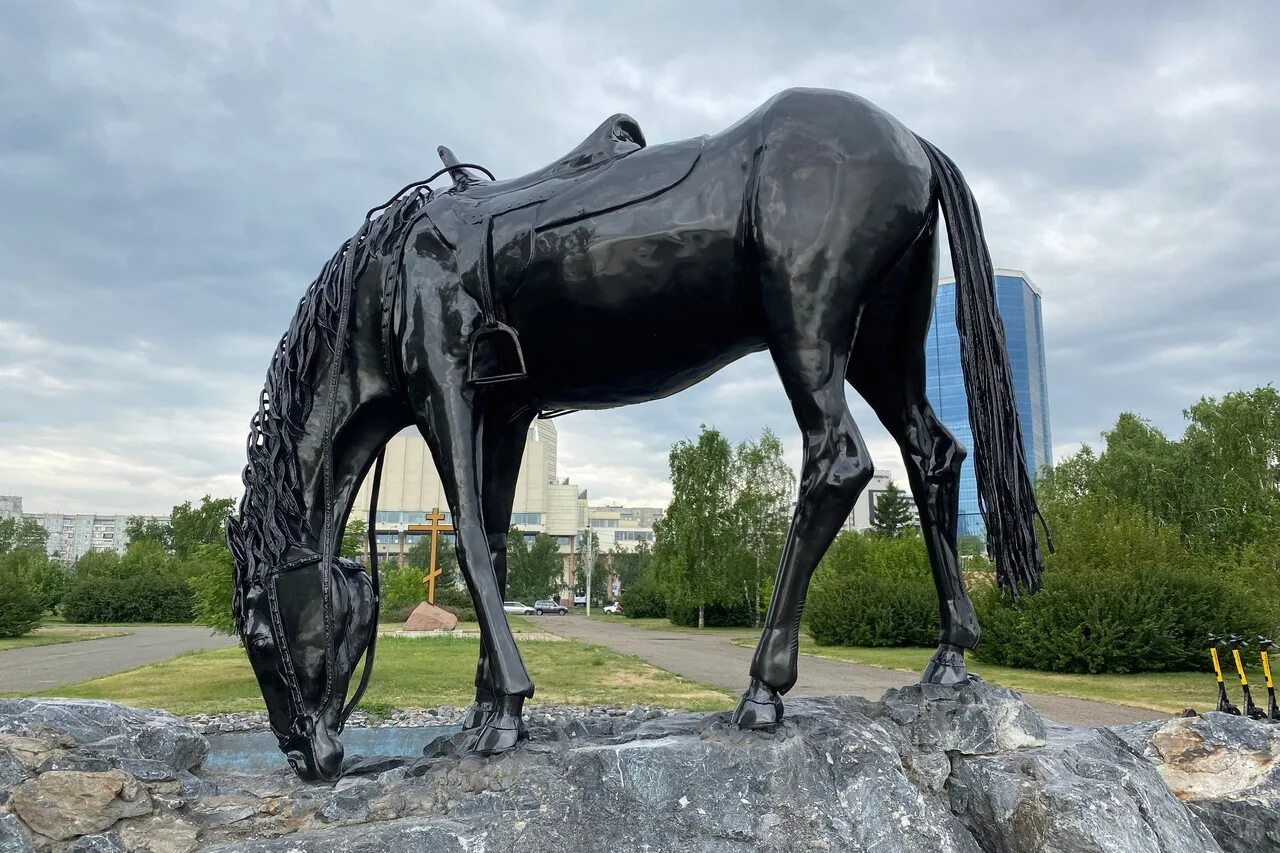 памятник лошадь белая. памятник мустанги лас-колинаса. памятники лошадям. памятник лошади. черемисовка памятник лошади.