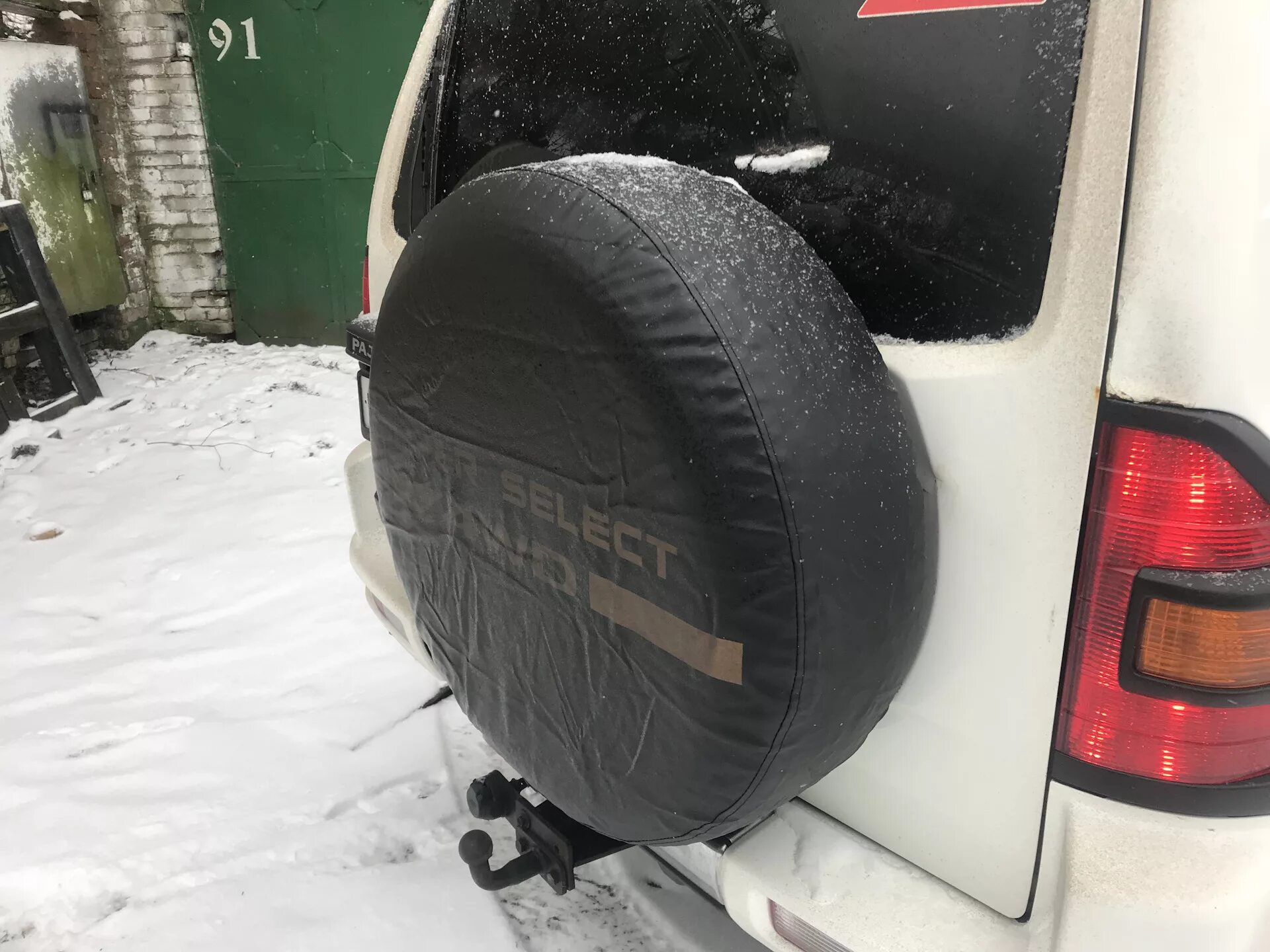 Чехол кожух запасного колеса mitsubishi. Чехол на запасное колесо мицубиси паджеро 3. Mitsubishi pajero колпак на запаску. Чехол запасного колеса паджеро. Ремень на запасное колесо.
