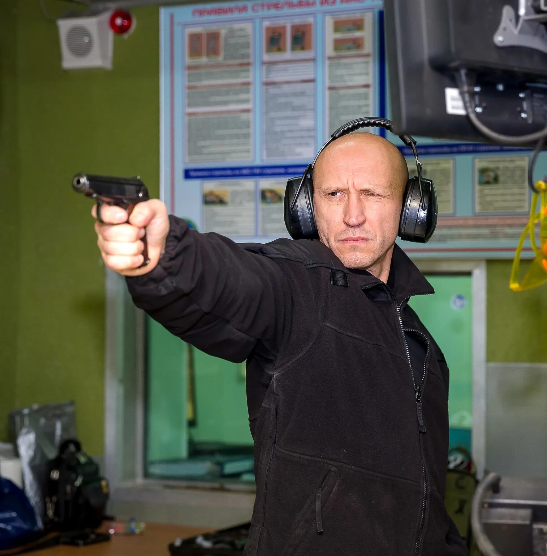 Краснодарский стрелок. Целится из ружья. Перестрелка под берлином. Практическая стрельба вид спорта. Стрельба по тарелкам.