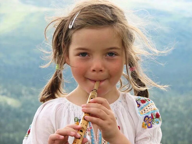 Свист пение. Славянские дети. Славянская девочка. Девочка с флейтой. Ребенок играет на дудочке.