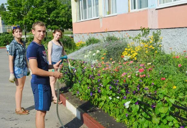 трудоустройство подростков. труд подростков. трудоустройство несовершеннолетних. школьники трудятся. трудоустройство несовершеннолетних.