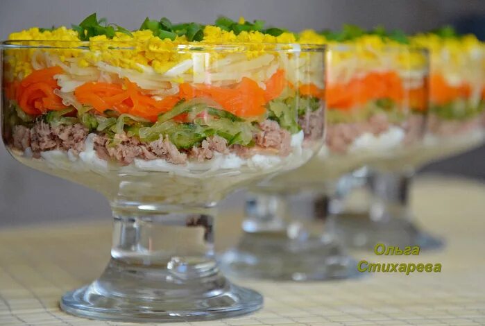 Салат в креманках. Салаты порционные в креманках фото. Салаты порционные в креманках фото. Салаты в креманках на праздничный стол. Украшение порционных салатов.