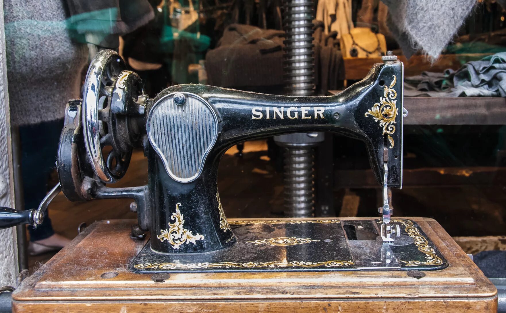 Швейная машинка (Zinger super 2001). Швейная машинка Singer Зингер. Немецкая швейная машинка Зингер 1937. Швейная машинка Зингер 19 век. Швейная машинка с двойной