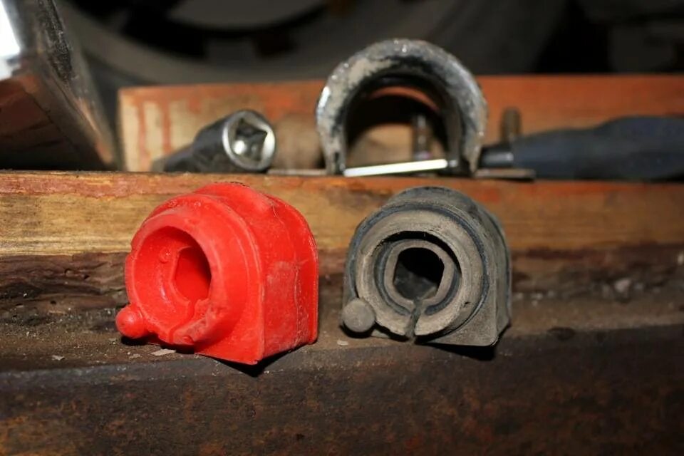 4520 кронштейн втулки стабилизатора. Втулки стабилизатора передние для солярис 2011. Втулки стабилизатора ниссан примера р12. Втулка стабилизатора меняем. Замена втулок стабилизатора.