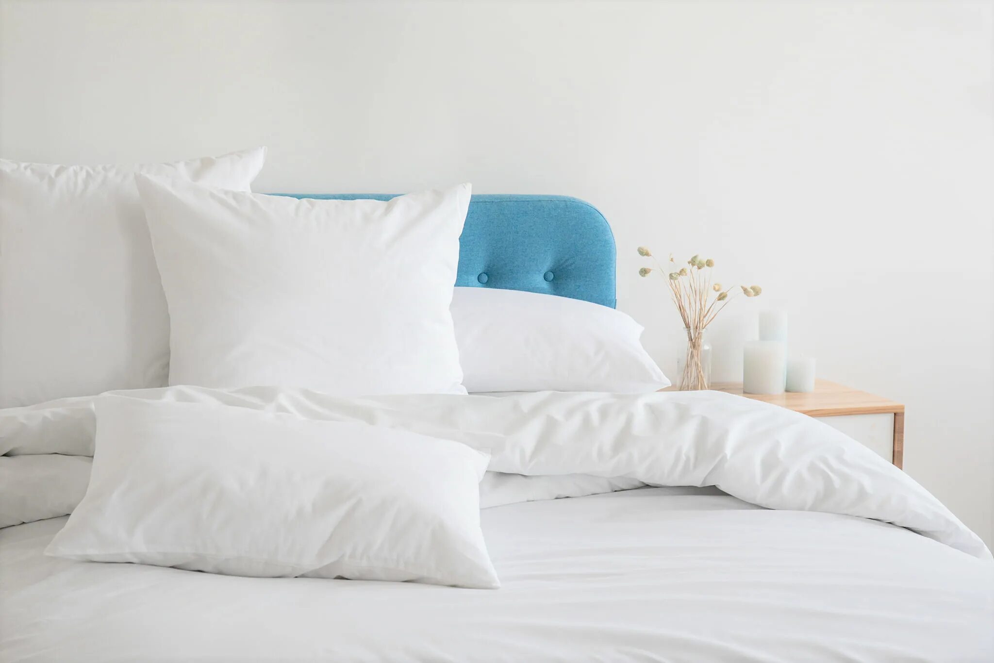 Кровать с двумя одеялами. Кровати застил в гостинице. Одеяло на кровати. Одеяло и подушка. Кровать с двумя одеялами.