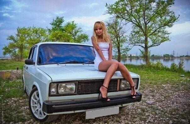 В подмосковье 19 летняя девушка на жигулях. Ваз 2105 и ваз 2107. девушки и жигули. ваз 2107 и девушки. девушка на капоте жигулей.