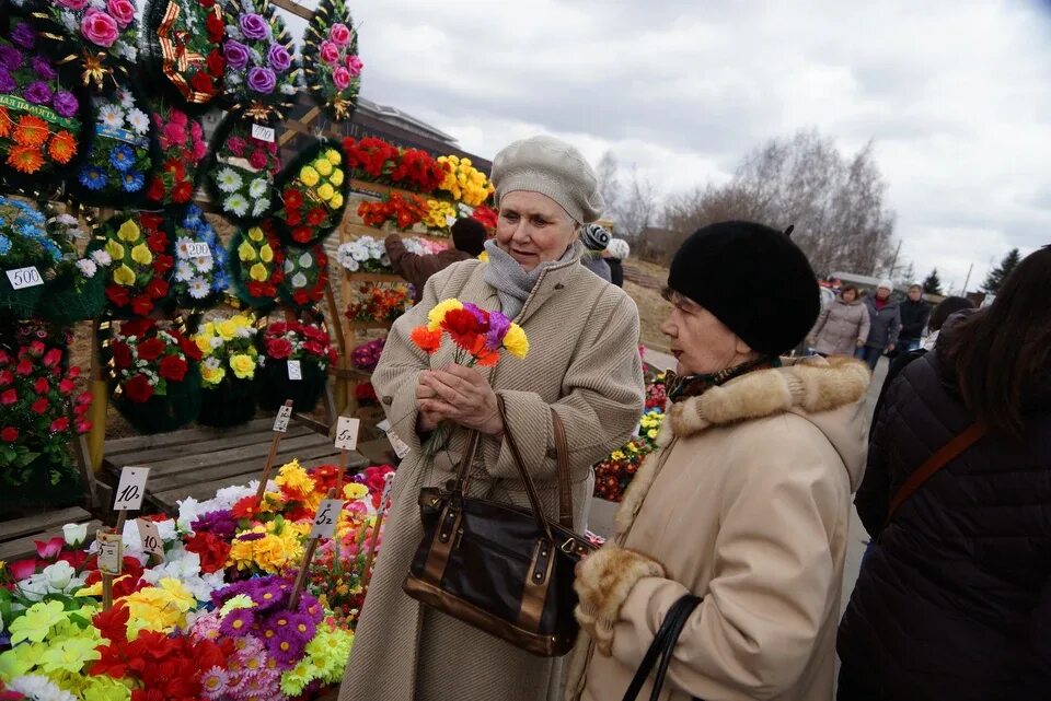 Радоница выходной день в ставропольском крае. Цветы на родительский день. радоница ставрополь. 25 апреля радоница. радоница в ставропольском крае в 2025 году.