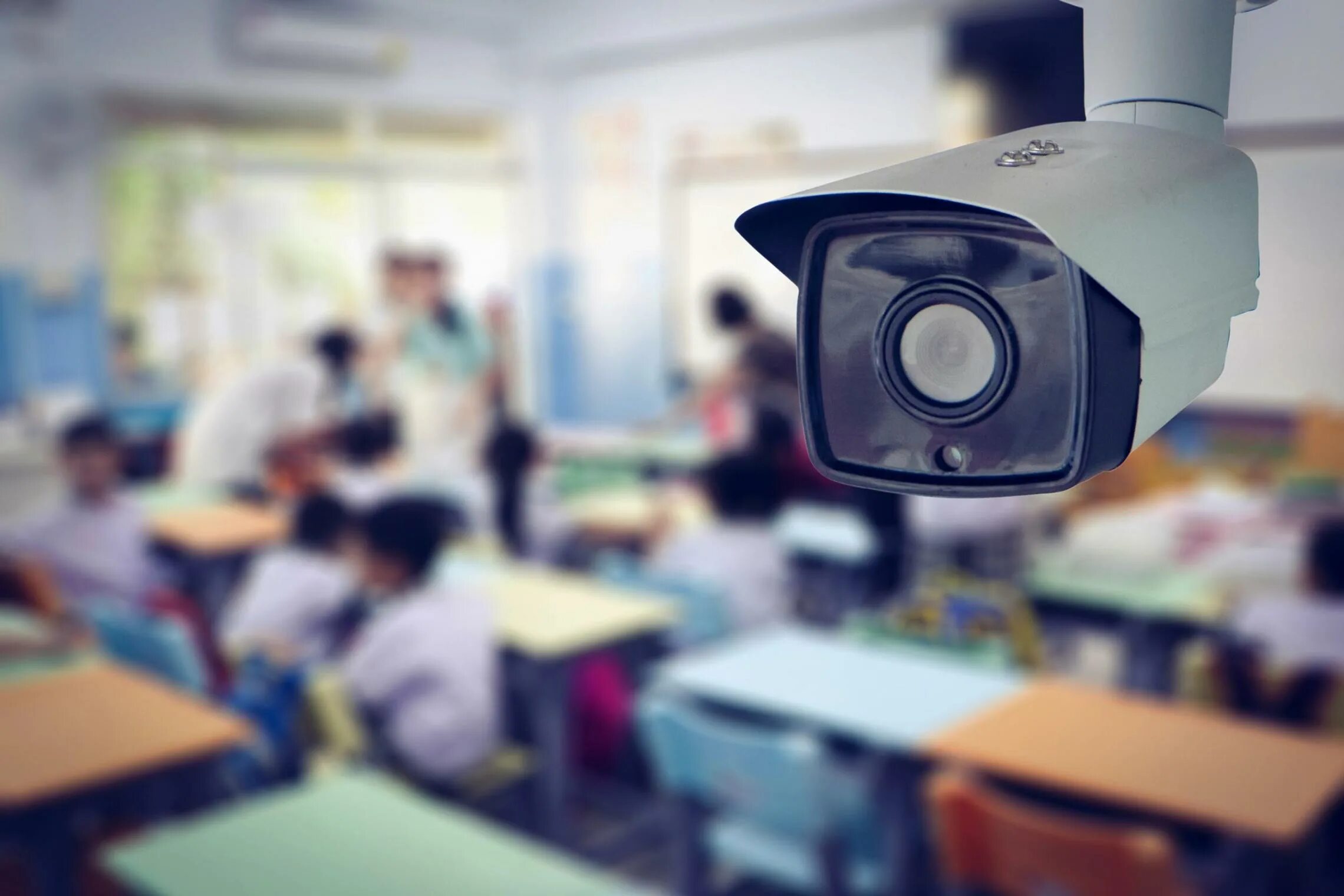 Видеонаблюдение в школе. Камера видеонаблюдения. Видеокамера в школе. Камера наблюдения в школе. Камера смотрит ру