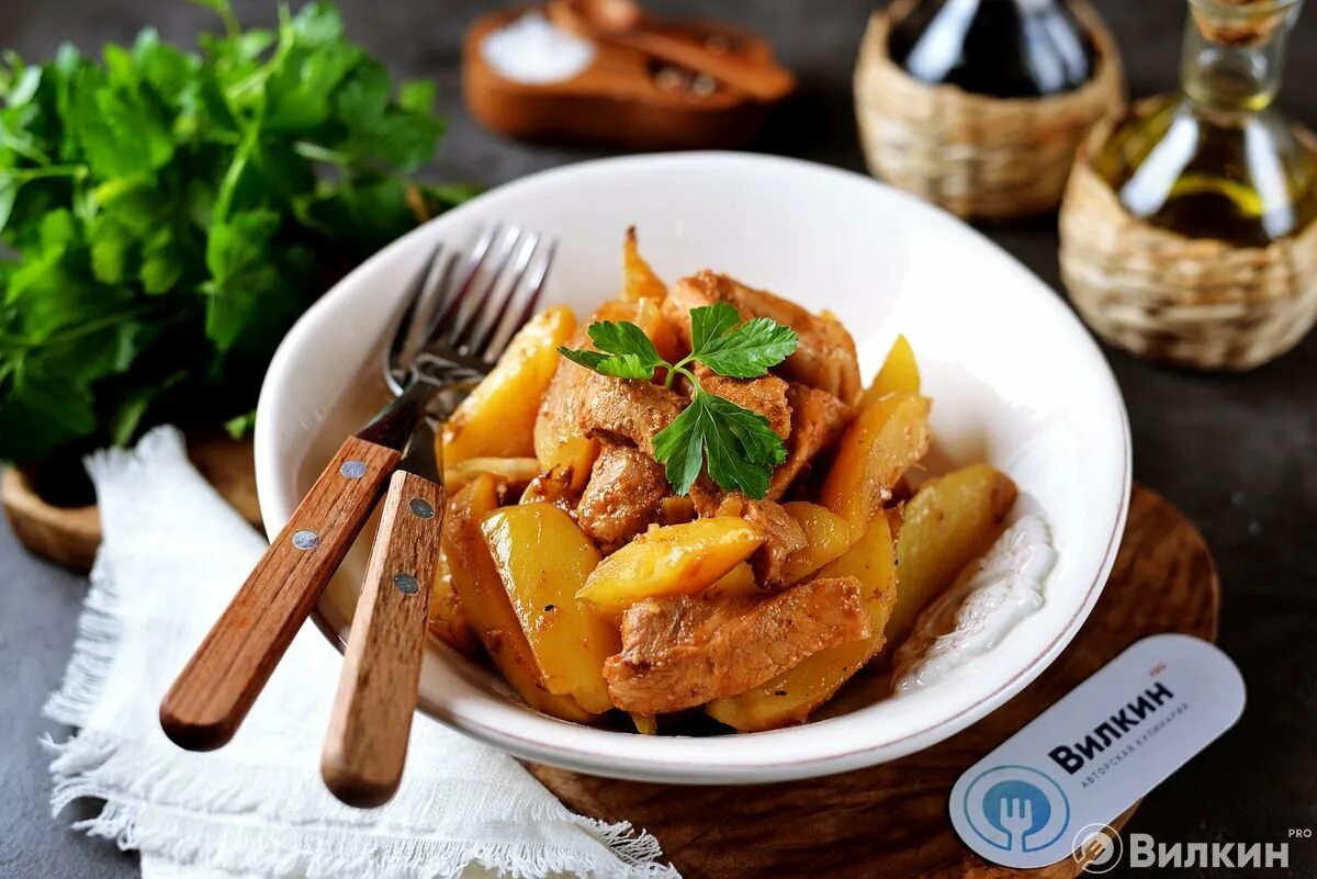 Фото картошки с мясом в духовке. Картошка с мясом в духовке. Запеченная картошка с мясом. Печеный картофель с мясом. Картора с мясом в духовке.
