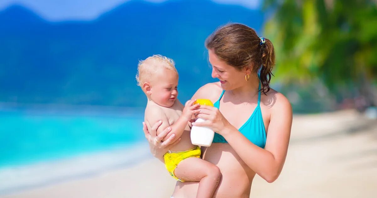 Ребенку перед поездкой на море. Мама с малышом на пляже. Груднички на море. Мать и ребенок на пляже. Отпуск с детьми.