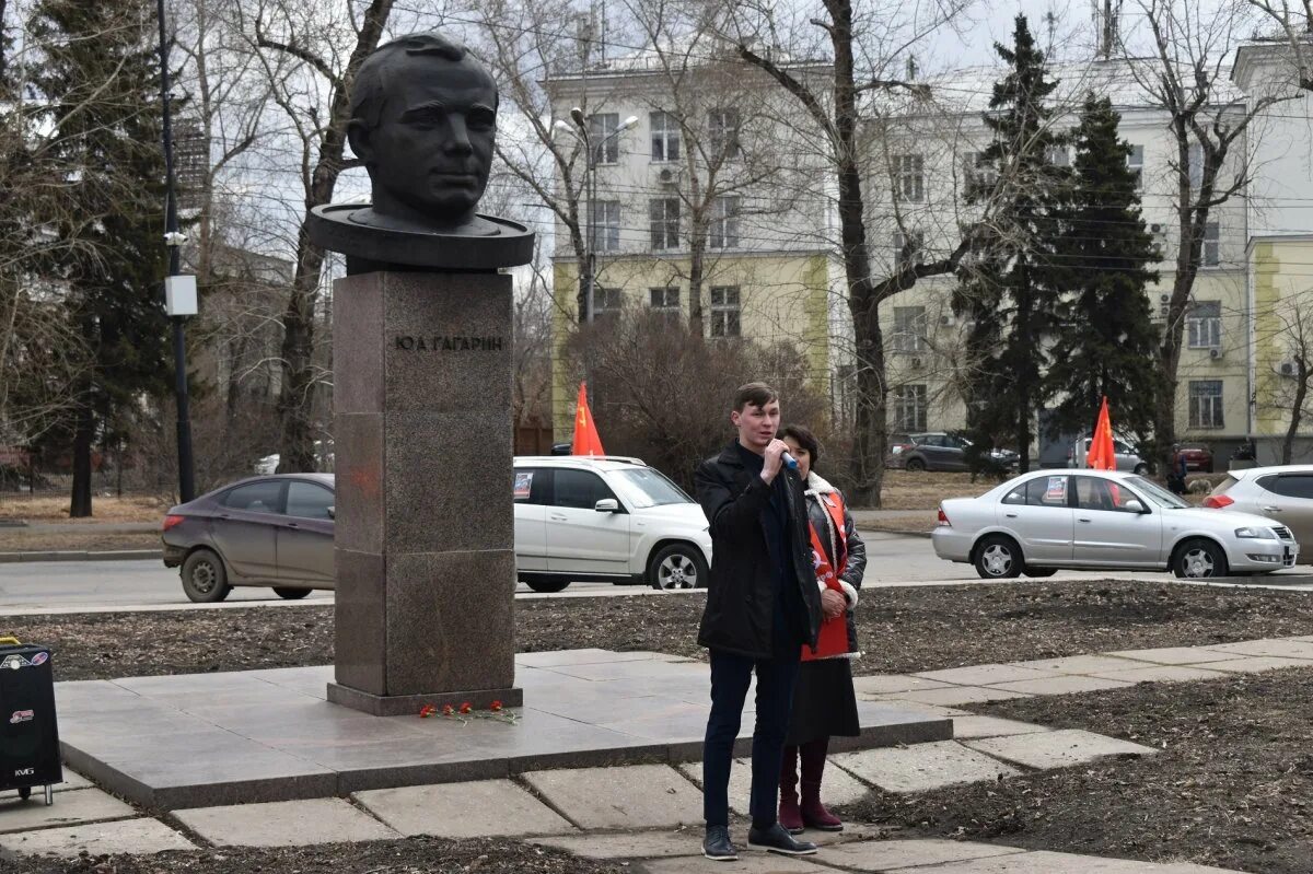 памятники на бульваре гагарина иркутска. памятники бюст юрию гагарину. памятник юрию гагарину в иркутске. памятник юрию гагарину (иркутск) в иркутске. бюст ю а гагарина иркутск.