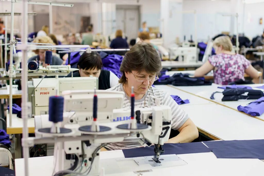 Швея. Швейный цех. Швея на фабрике россиянка. Фабрика по пошиву одежды. Производство ткани.