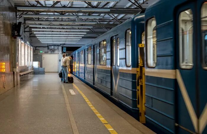 Сколько поездов на зеленой ветке. Поезд метро. Поезда питерского метро. Поезд метро Москва. Станция Дунайская Санкт-Петербург.