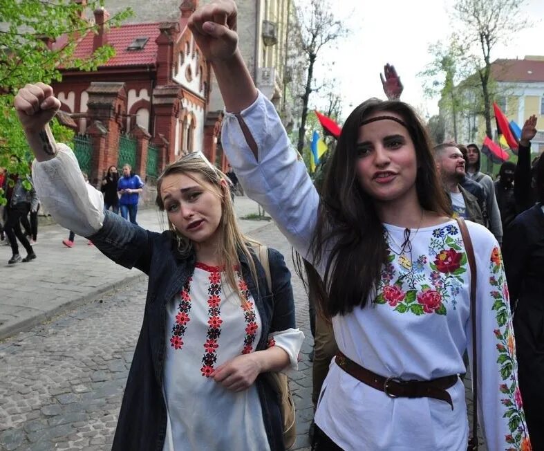 Современную украинскую. Украинские националистки женщины. Украинские нацисты девушки. Украинские фашисты в вышиванках. Украинки с фашистами.