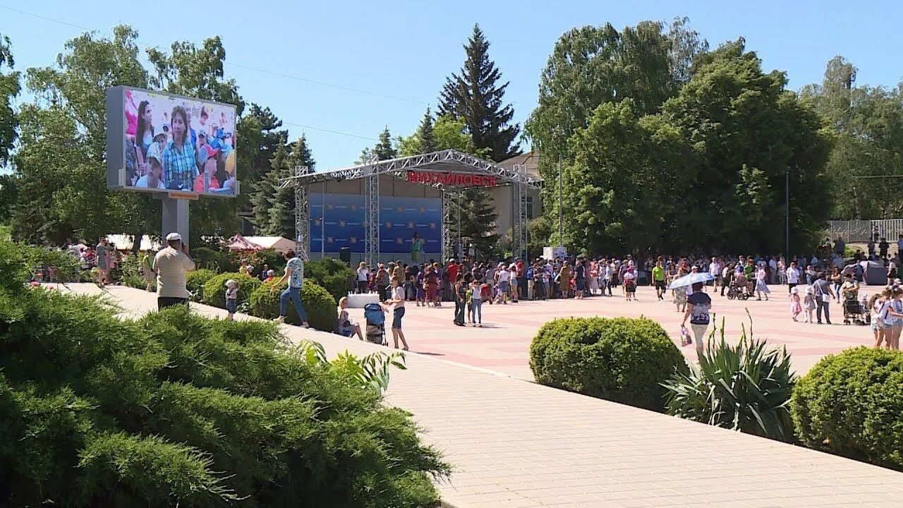 Кинотеатр михайловск ставропольский. Площадь в Михайловске. Площадь Владимира Ставрополь. Ставропольский край лагерь. Прогресс площадь Ставропольского края.