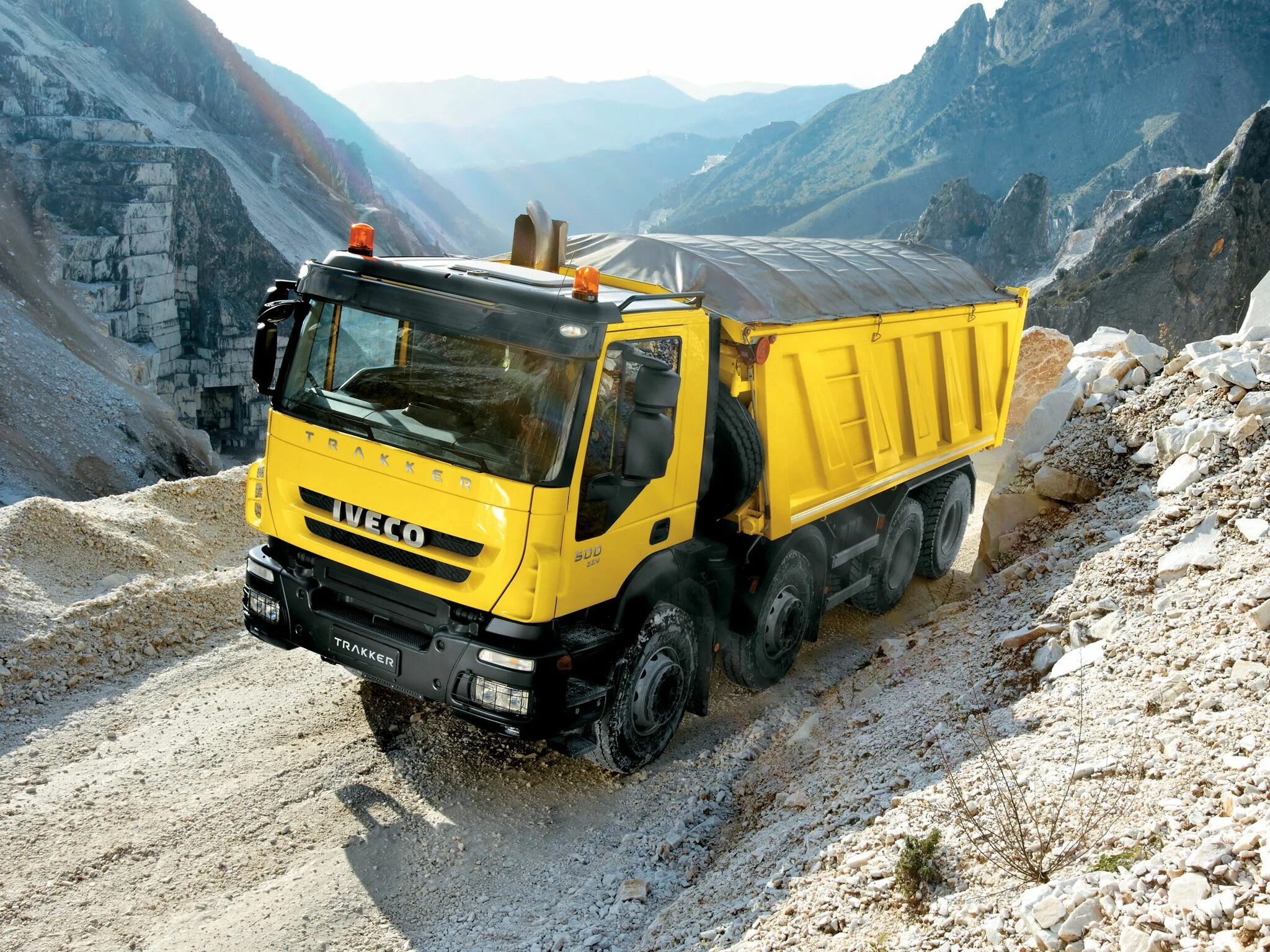 Iveco самосвал. Ивеко траккер самосвал. грузовик ивеко траккер. iveco trakker 8x4 самосвал. ивеко траккер самосвал 2007.