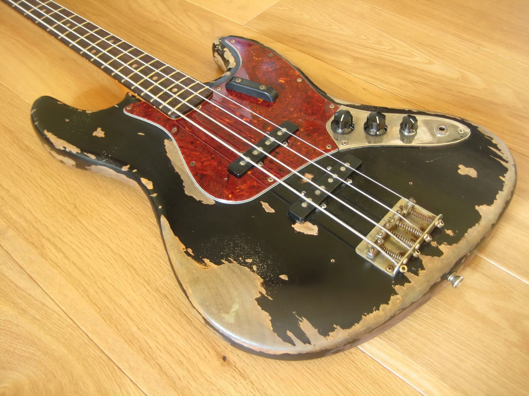 Bubago bass. Precision Bass Relic. Jazz Bass Relic. Зелёный бас Relic PJ. Красивые бас гитары.