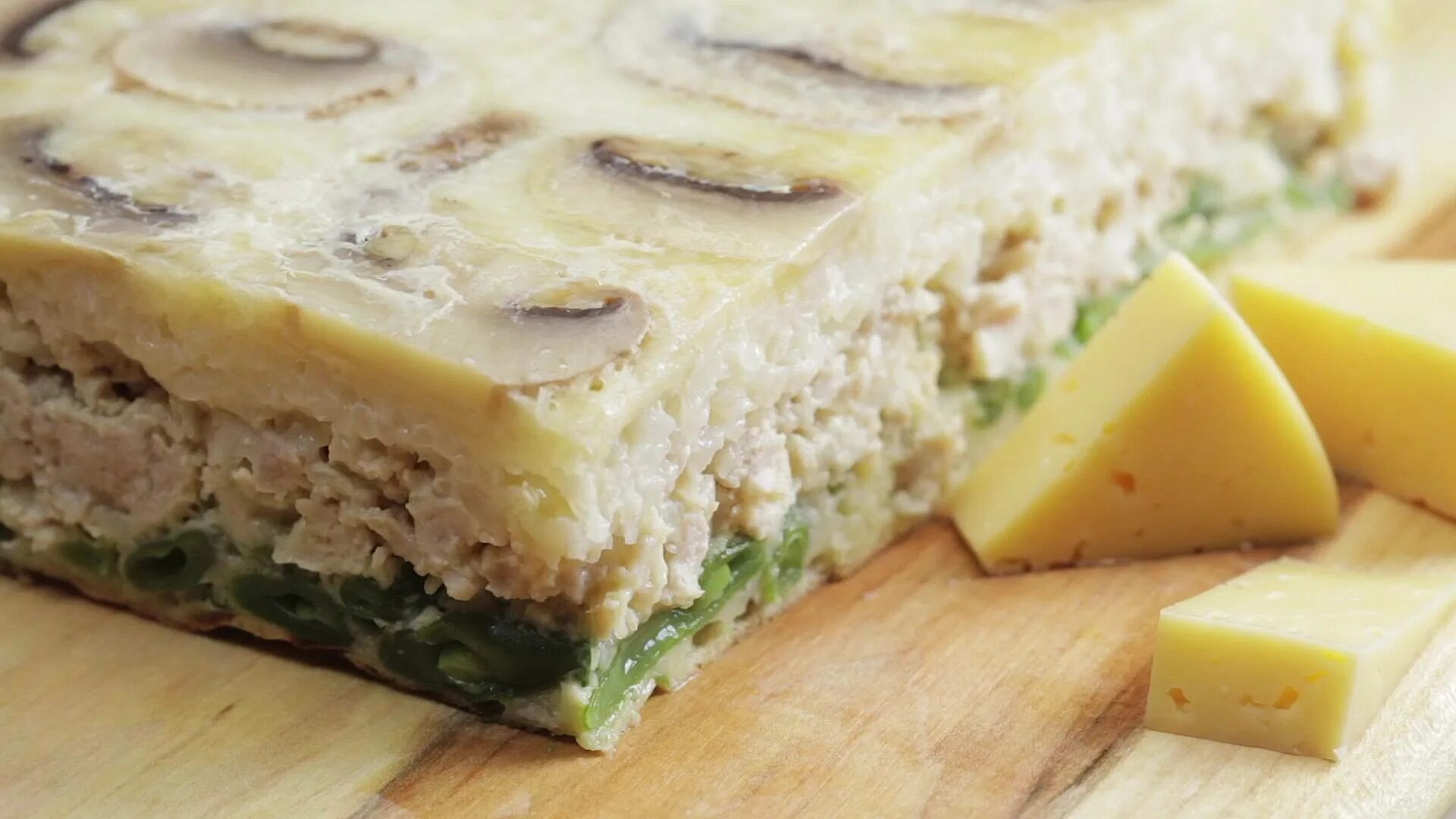 пирог перевертыш с грибами. пирок с конснрвировпнныси щампинтонамм. слоен пирог перевертыш. слоен пирог перевертыш. пирог перевертыш с грибами.