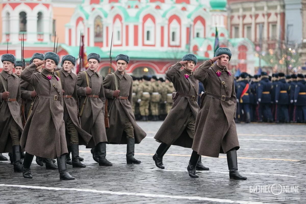 Парад на красной площади 1941. Парад 7 ноября 1941. Парад на красной площади 7 ноября 1941. Ноябрьский парад в Москве 1941. Где проходил военный парад 7 ноября 1941