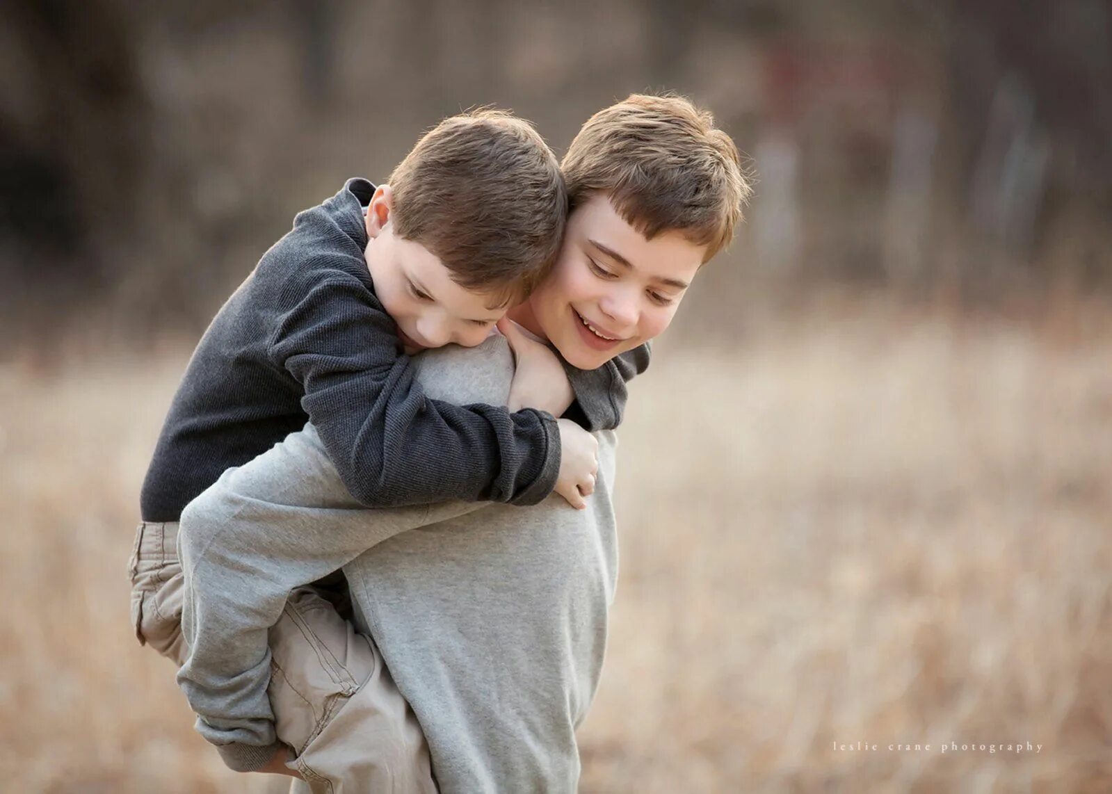 Младших любят больше чем старших. Мальчики обнимаются. Два пальчика обнимаются. Два мальчика. Два мальчика обнимаются.