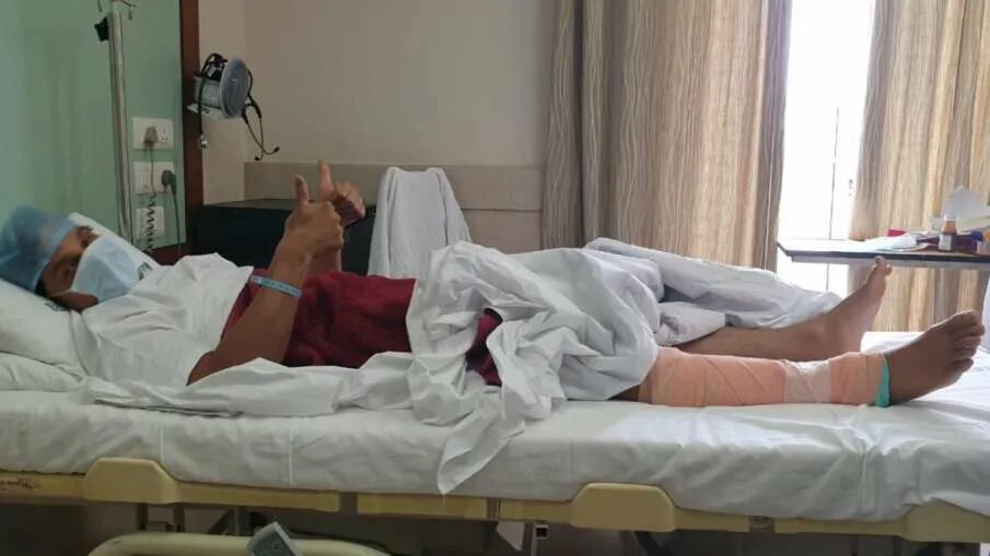 Парень на койке в больнице. Нога после операции в больнице. Мужские ноги на койке в больнице. Фото из больничной койки