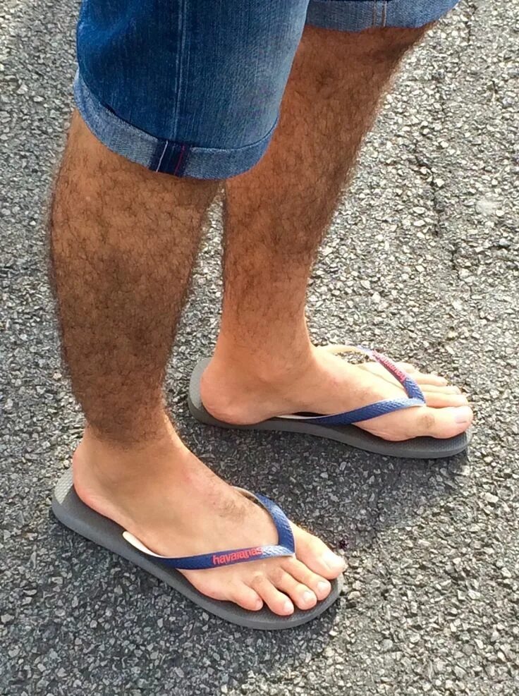 Foot hair. Man Flip Flops. Men barefoot Flip Flops. Foot Flip Flops man. Feet men 45 лет.