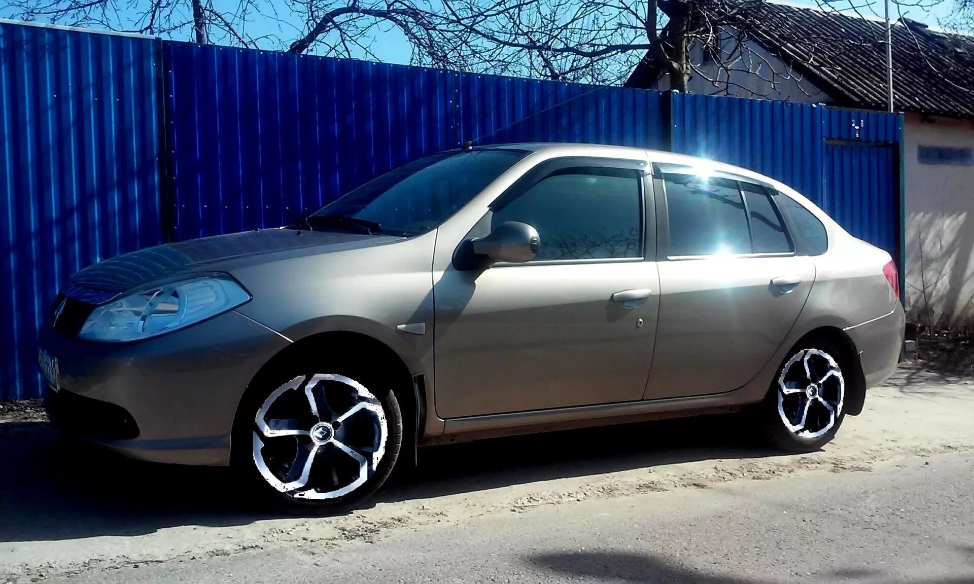 Какой диск стоит рено логан. Р15 на рено симбол. renault symbol 2 r16. renault symbol 2 диски 17. рено симбол 2 диски.