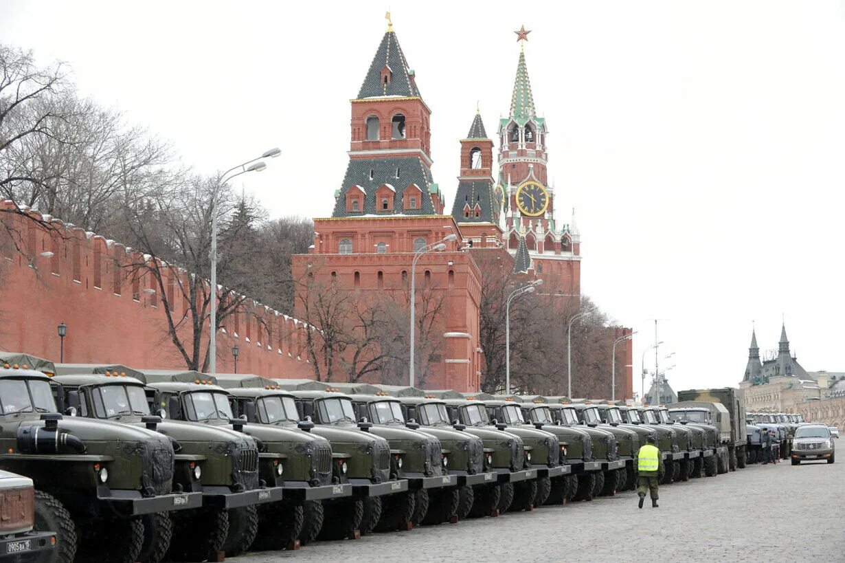 Москву ввели войска. Колонна внутренних войск москва. Москву ввели войска. Колонна военной техники в москве. Ввод войск в москву.