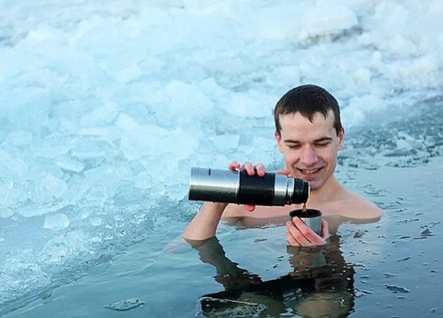 Обычной холодной водой в. Купание в холодной воде. Парни купаются. Купание вхолодгой воде. Купание в ледяной воде.