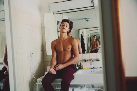 Attention les filles, Cameron est TORSE NU ! 