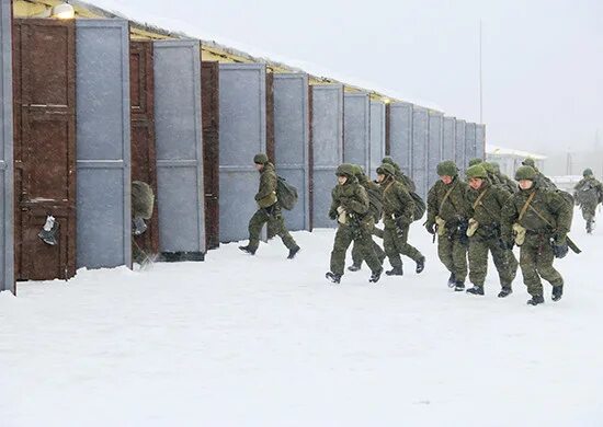 Подъем по тревоге. Подъем по тревоге в армии. военные команды по тревоге. боевая тревога в армии зима.