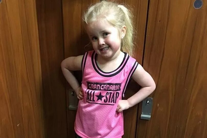 Злая девочка. Эмоции для детей. Разговор по телефону для детей. Ребенок закрывает рот. Ребенок говорит.