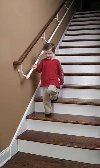 Текст из коридора по деревянной лестнице дети. Перила для детей на лестницу. Поручень для детей на лестницу. Детские ступеньки. Поручни на лестнице в доме.
