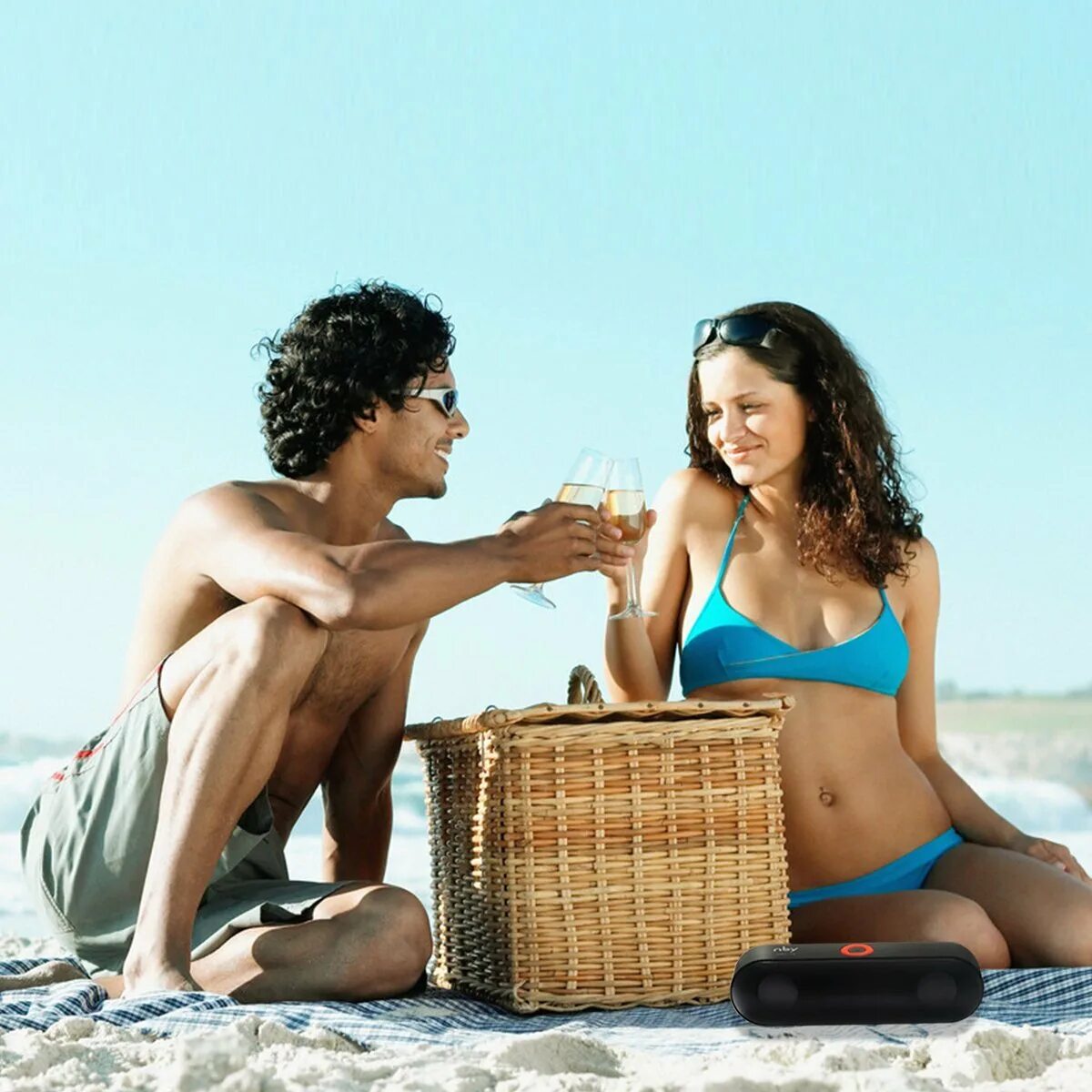 Парень с девушкой на пляже. Отдых. Мужчина и женщина на пляже. Парочка на пляже. Парень с девушкой на море.