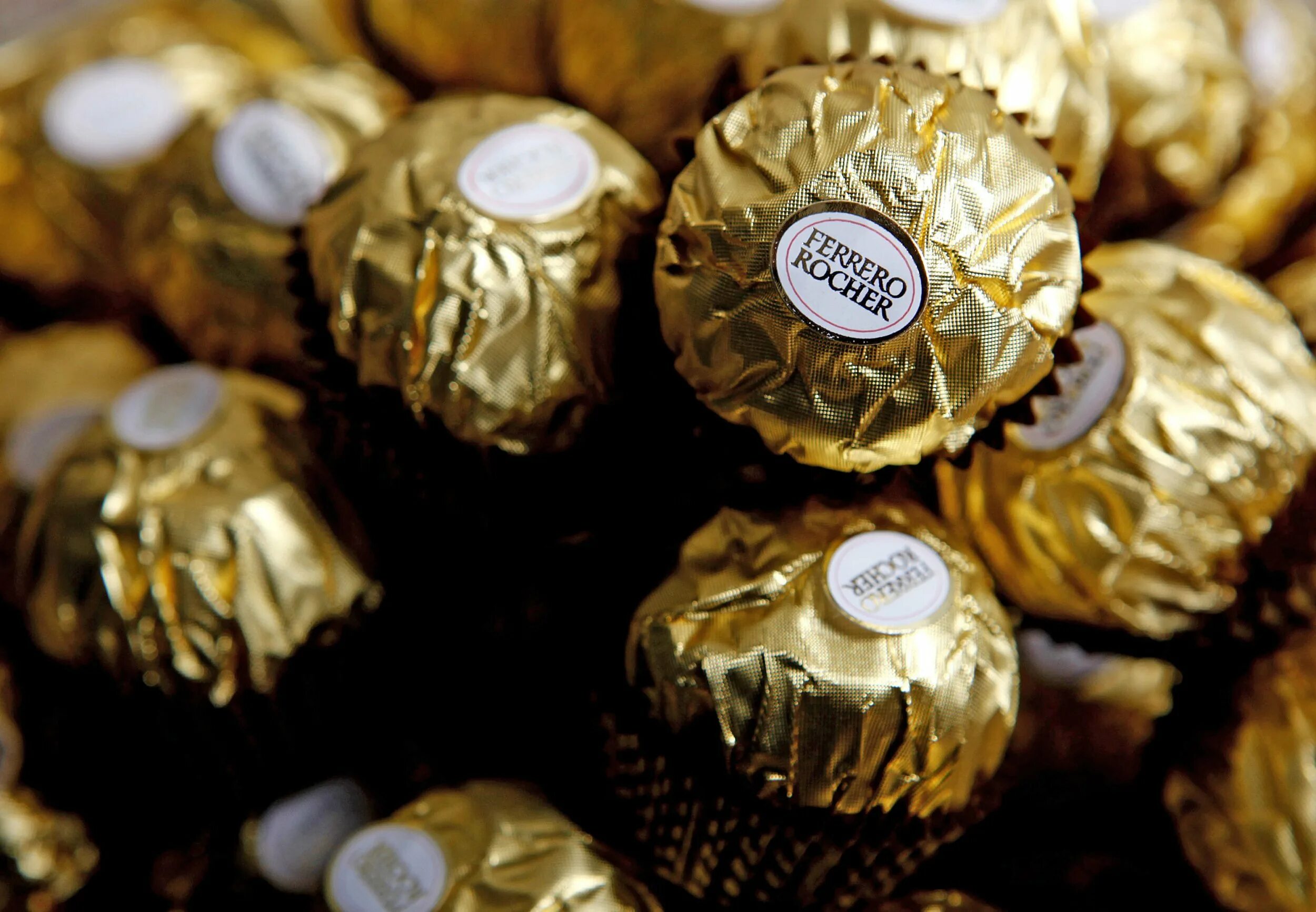 Ферреро Роше. Шоколад Ферреро Роше. Ferrero Rocher шоколад. Ферреро Роше Эстетика.
