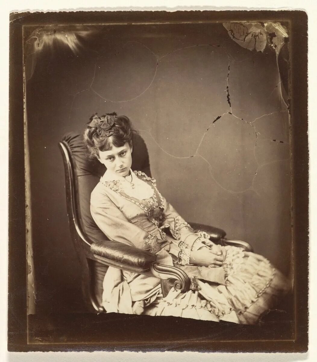 Alice lewis. Алиса Лидделл (1852-1934. Льюис Кэрролл с Алисой Лиддел. Алиса Плезенс Лидделл. Алиса Лидделл фото Льюиса Кэрролла.