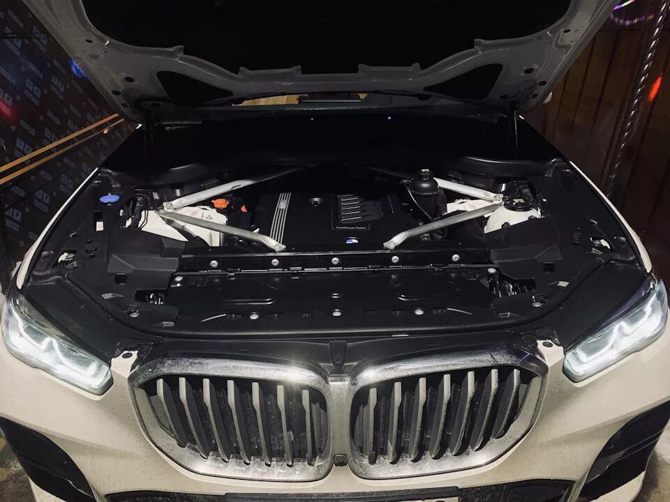 BMW x5 g05. BMW x5 g05 капот. Подкапотка BMW x5. BMW x5 g05 под капотом. Капот х лайн