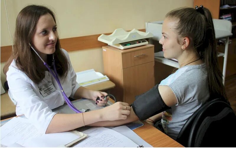 Медосмотр в 7 классе. Школьный медосмотр. обследование школьников. медосмотр студентов. школьники на медосмотре.