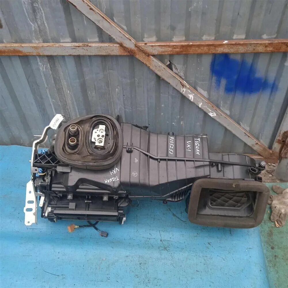 Volkswagen tiguan 2017 корпус печки купить. Печка фольксваген тигуан. Корпус отопителя тигуан 2. Печка тигуан. Отопитель печка тигуан 2017.