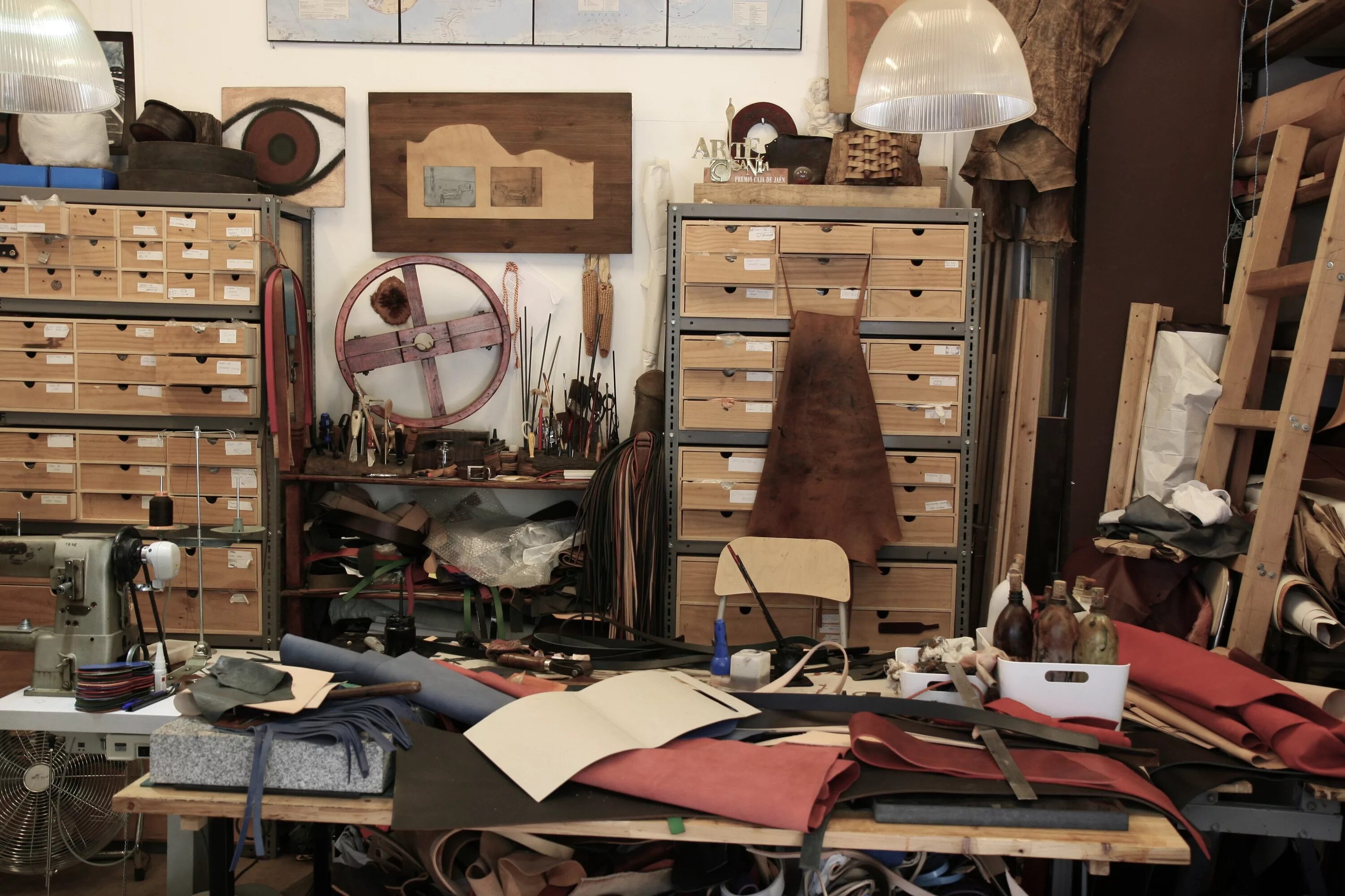 Cluttered furniture. Комната с кучей вещей. Старинные вещи. Творческий беспорядок в комнате. Инструменты портнихи.