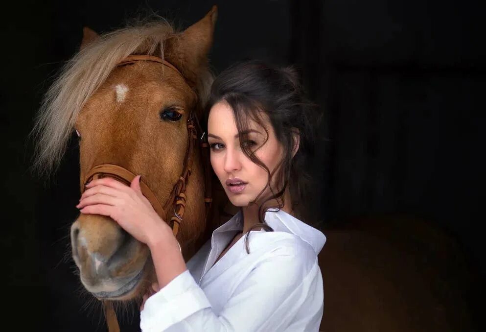 Женщина на лошади. Красивая женщина на лошади. Девушка с лошадью. Девушка на коне. Девушка с лошадью.