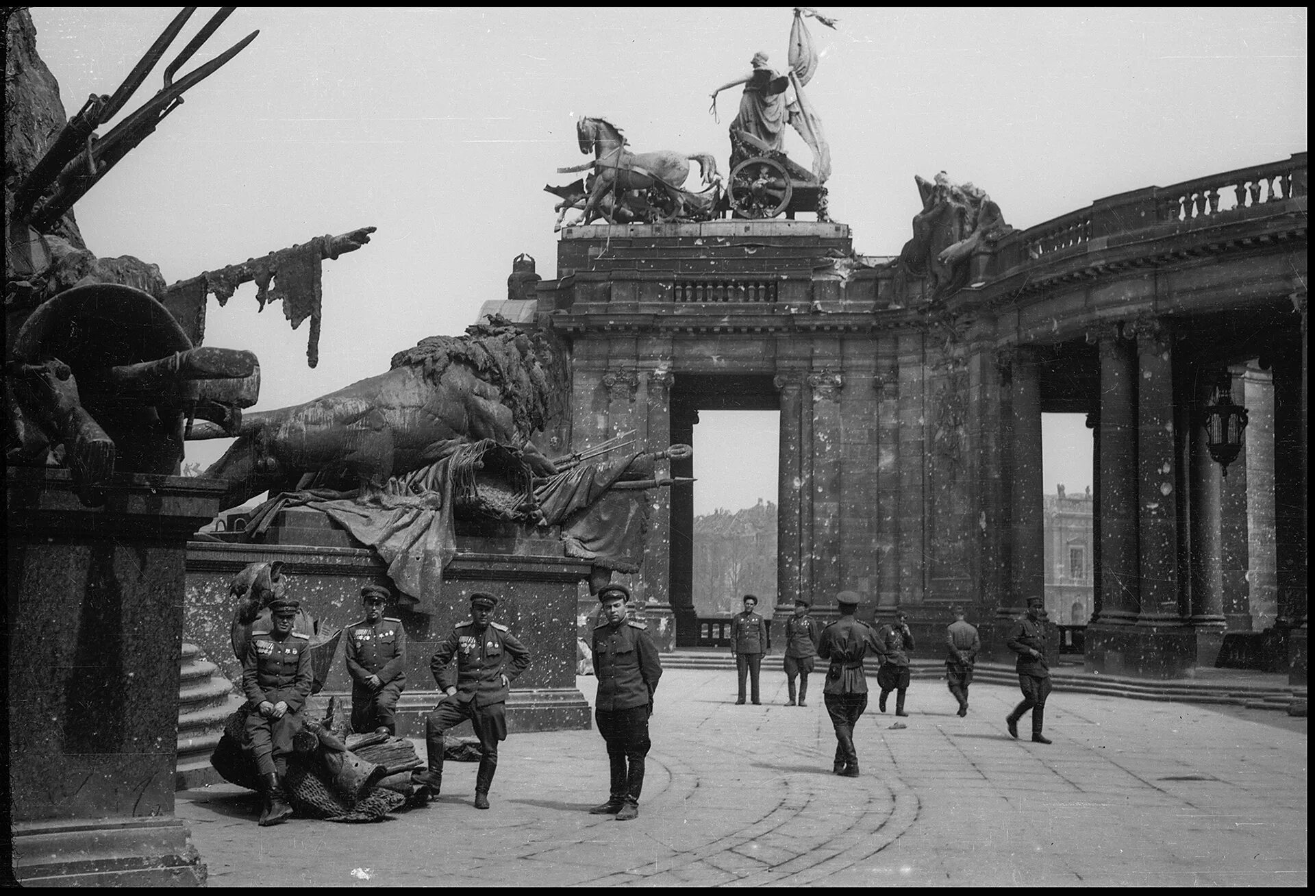 Берлин, май 1945. Монумент Победы в Берлине 1945.