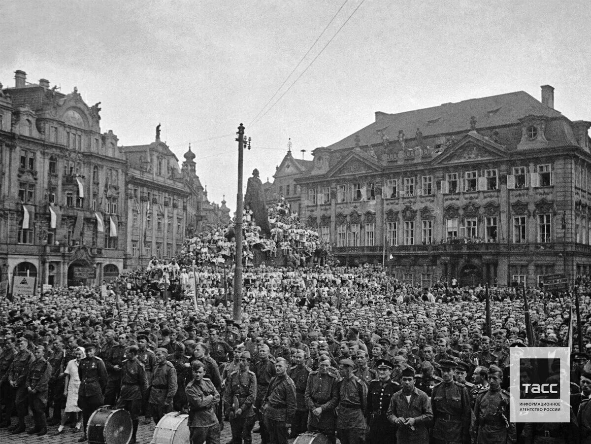 Красная армия в чехословакии. Пражская операция май 1945 год освобождение Чехословакии. Штурм Праги 1945. Освобождение Праги 1944. Советские войска в Праге 1945 год.